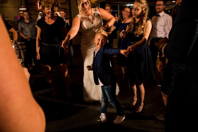 Trouwreportage, Trouwen in Twente, Bruidsfotografie, bruiloft, Vroomshoop, Den Ham, Juliantien, Schipper, Twenterand, Dansen, Party