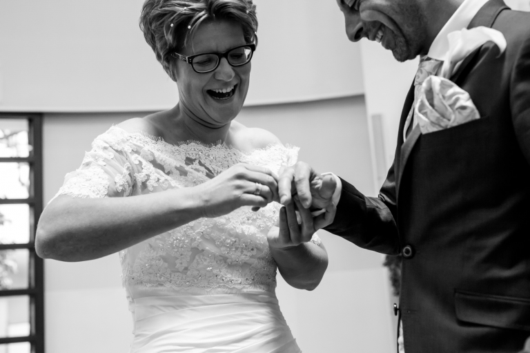 Trouwen, Trouwreportage, bruiloft, trouwen in Twente, Fotografie, Bruidsfotografie, Vriezenveen, bruid, trouwjurk, ceremonie, gemeente rijssen, ring security