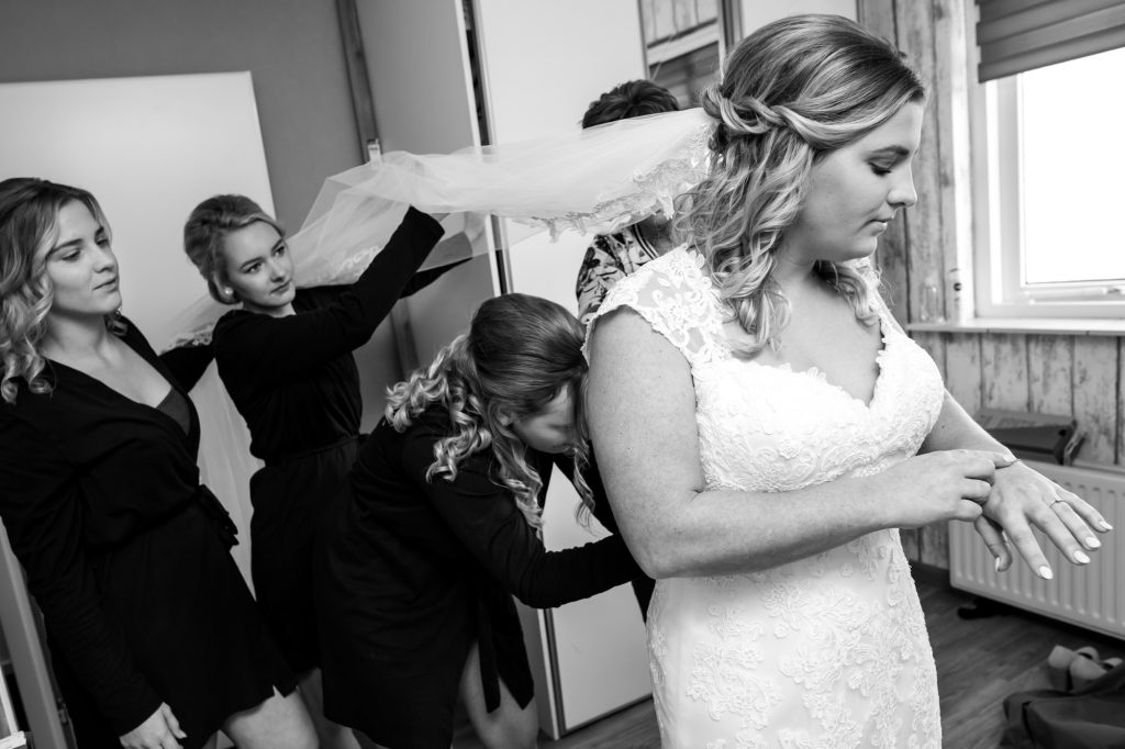 Trouwen, Bruidsfotograaf, trouwfotografie, verhalende foto's, Twente, Trouwen in Twente, Mariënberg, Hardenberg, Bruid, bruidsmeisjes, Trouwjurk