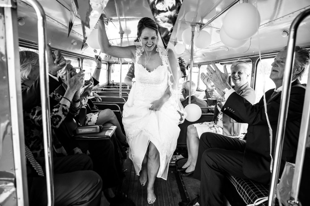 trouwen, trouwfotografie, bruidsfotografie, momenten, echt, bruidsfotograaf, Enschede, bruidegom, bruid, qua koken, Oldenzaal, dubbeldekker, party