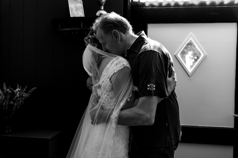 trouwen, trouwen in Twente, liefde, echt, momenten, fotograaf, trouwfotograaf, bruidsfotografie, echte momenten, buiten trouwen, thuis trouwen, in eigen tuin, juliantien fotografie, schipper fotograaf,