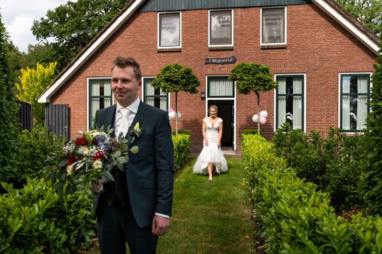 trouwen, trouwen in Twente, liefde, echt, momenten, fotograaf, trouwfotograaf, bruidsfotografie, echte momenten, buiten trouwen, thuis trouwen, in eigen tuin, juliantien fotografie, schipper fotograaf, firstlook