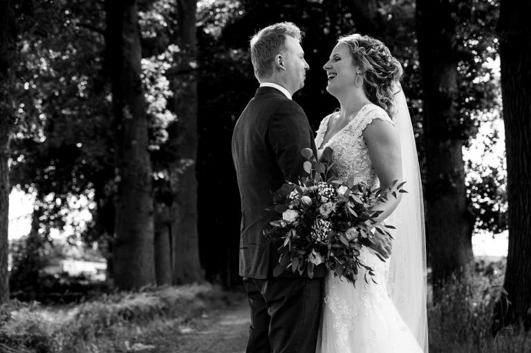 trouwen, trouwen in Twente, liefde, echt, momenten, fotograaf, trouwfotograaf, bruidsfotografie, echte momenten, buiten trouwen, thuis trouwen, in eigen tuin, juliantien fotografie, schipper fotograaf, fotoshoot, gewoon Marie bloemen,