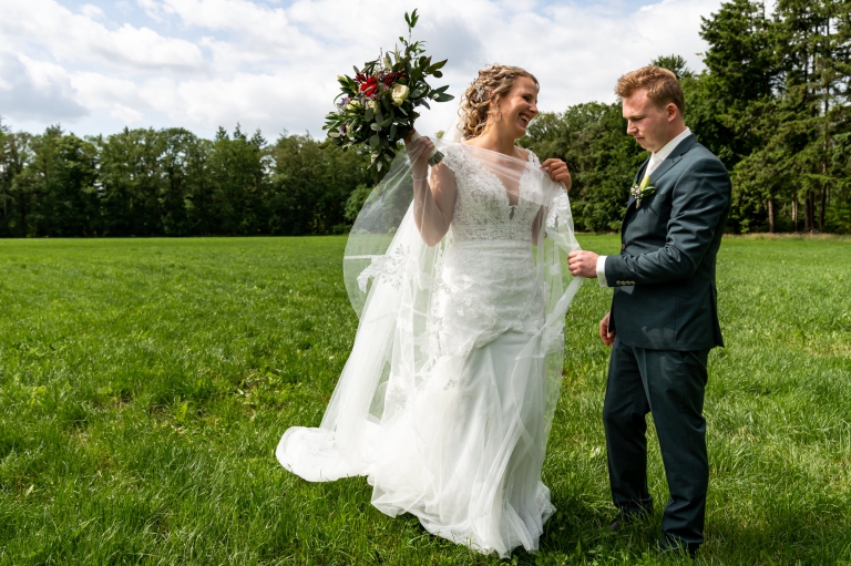 trouwen, trouwen in Twente, liefde, echt, momenten, fotograaf, trouwfotograaf, bruidsfotografie, echte momenten, buiten trouwen, thuis trouwen, in eigen tuin, juliantien fotografie, schipper fotograaf, echte momenten, koe, paarden
