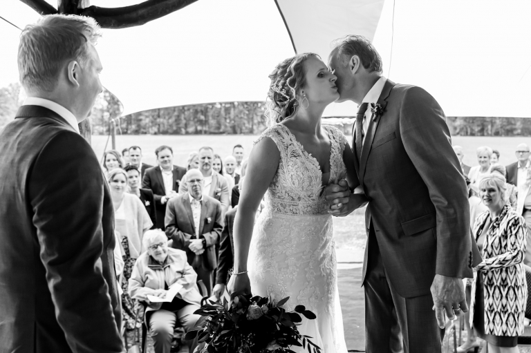 trouwen, trouwen in Twente, liefde, echt, momenten, fotograaf, trouwfotograaf, bruidsfotografie, echte momenten, buiten trouwen, thuis trouwen, in eigen tuin, juliantien fotografie, schipper fotograaf, echte momenten, ceremonie