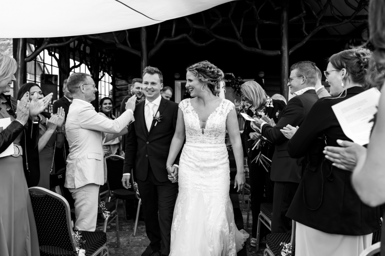 trouwen, trouwen in Twente, liefde, echt, momenten, fotograaf, trouwfotograaf, bruidsfotografie, echte momenten, buiten trouwen, thuis trouwen, in eigen tuin, juliantien fotografie, schipper fotograaf, echte momenten, ceremonie, gemeente wierden