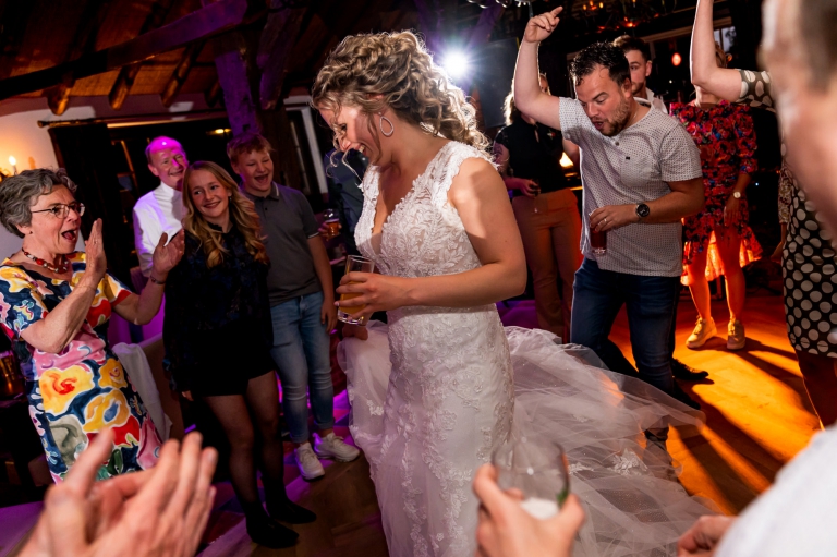 trouwen, trouwen in Twente, liefde, echt, momenten, fotograaf, trouwfotograaf, bruidsfotografie, echte momenten, buiten trouwen, thuis trouwen, in eigen tuin, juliantien fotografie, schipper fotograaf, echte momenten, wapen van beckum, feest, dansen